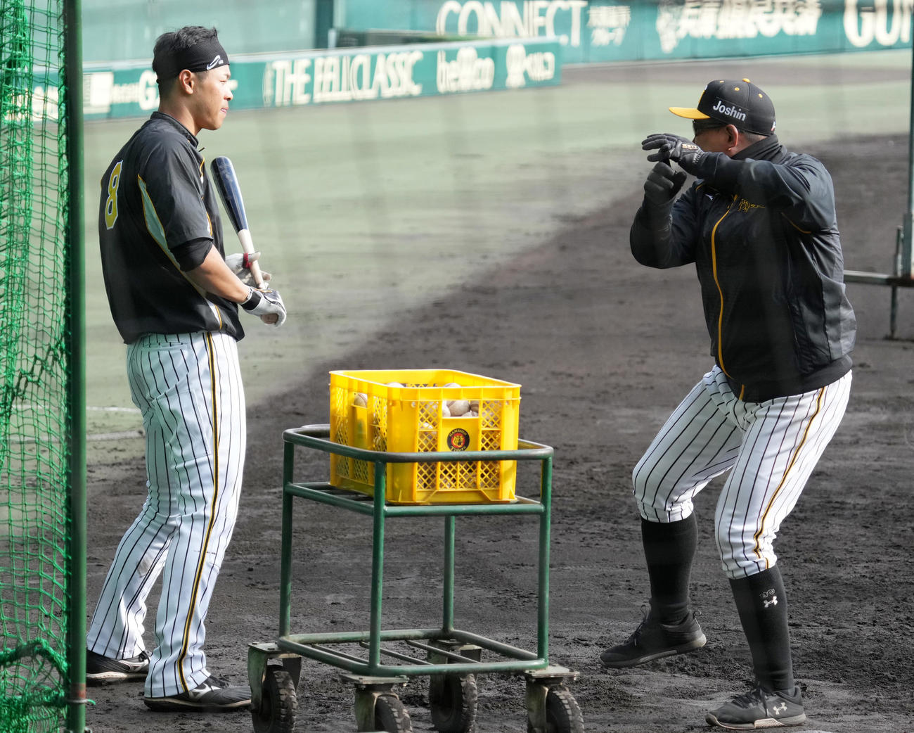 北川打撃コーチ（右）の指導を受ける佐藤輝（撮影・清水貴仁）