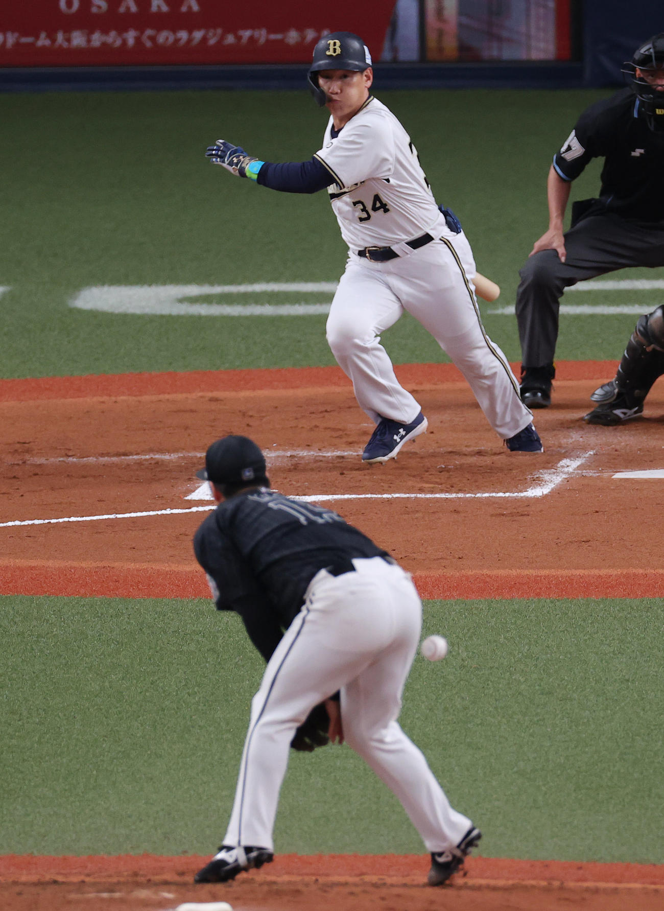 オリックス対ロッテ　6回裏オリックス2死、投手強襲の内野安打を放つ吉田正。投手美馬（撮影・前田充）
