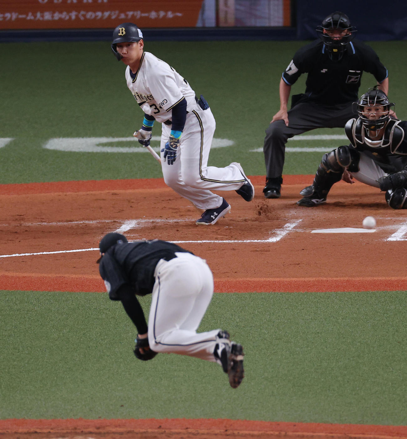 オリックス対ロッテ　6回裏オリックス2死、投手強襲の内野安打を放つ吉田正。投手美馬（撮影・前田充）