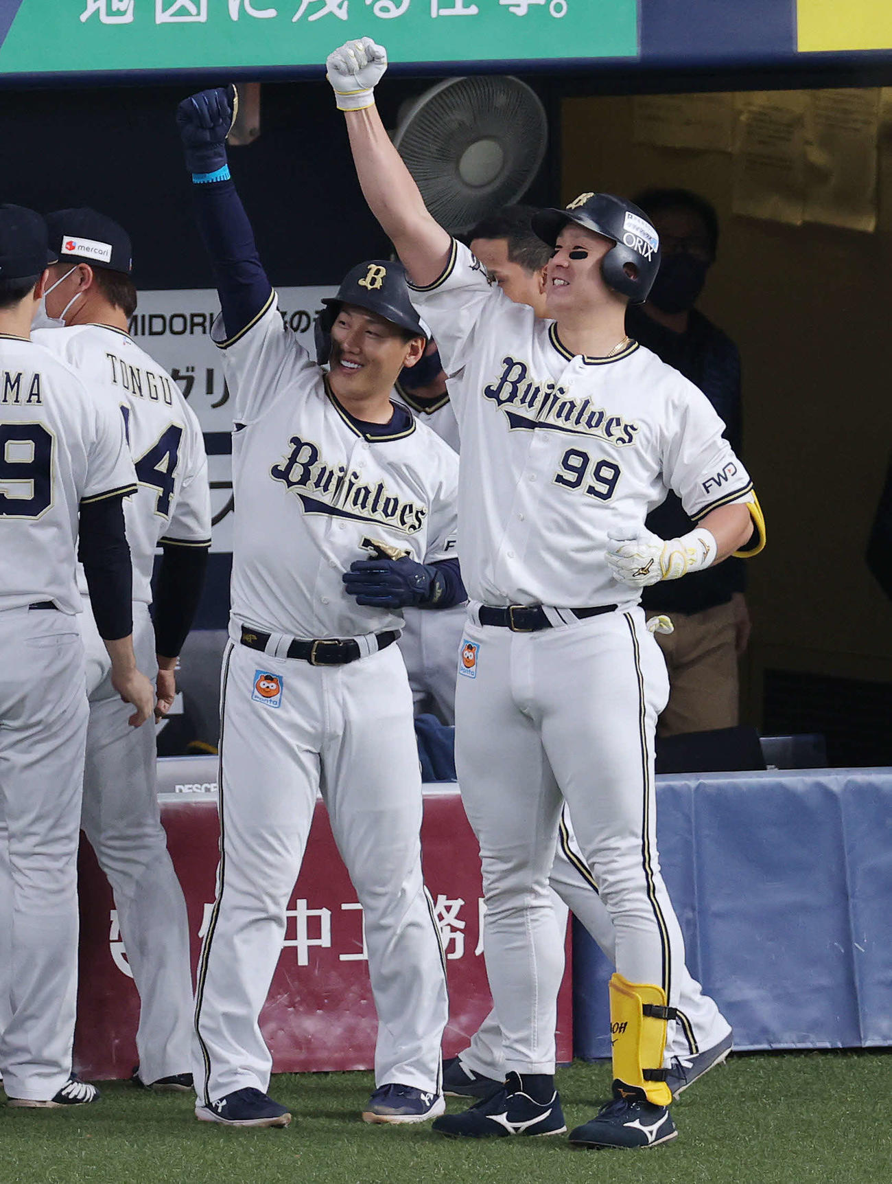 オリックス対ロッテ　6回裏オリックス2死一塁、先制の2点本塁打を放った杉本（右）は吉田正と昇天ポーズを決める（撮影・前田充）