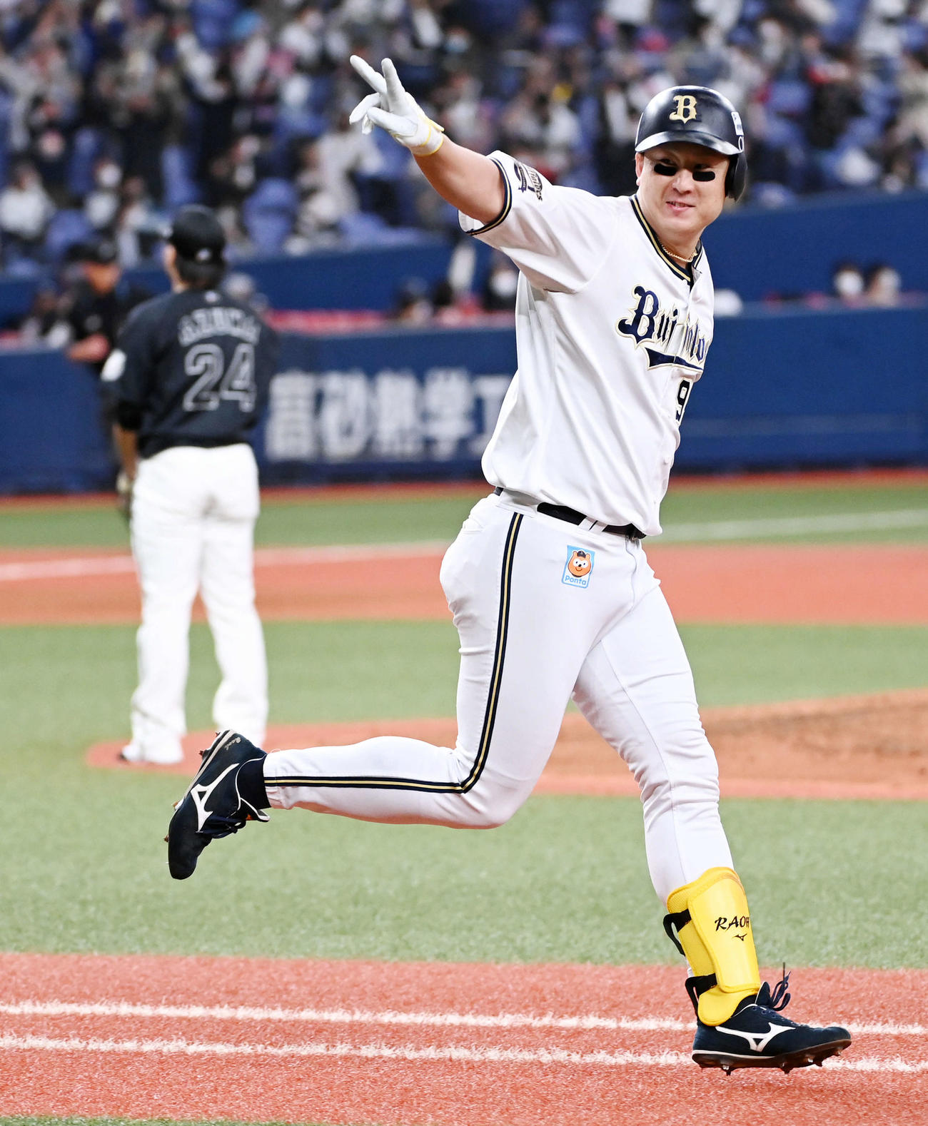 オリックス対ロッテ　6回裏オリックス2死一塁、先制2点本塁打を放った杉本はベンチにVサイン（撮影・前岡正明）