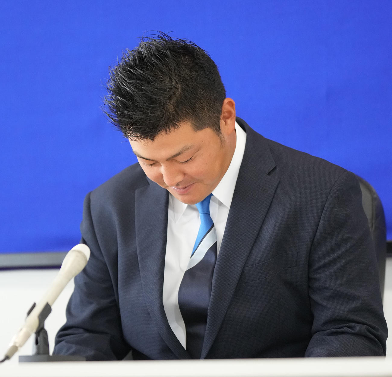 契約交渉を終え会見の前に謝罪をする中日山下（撮影・森本幸一）