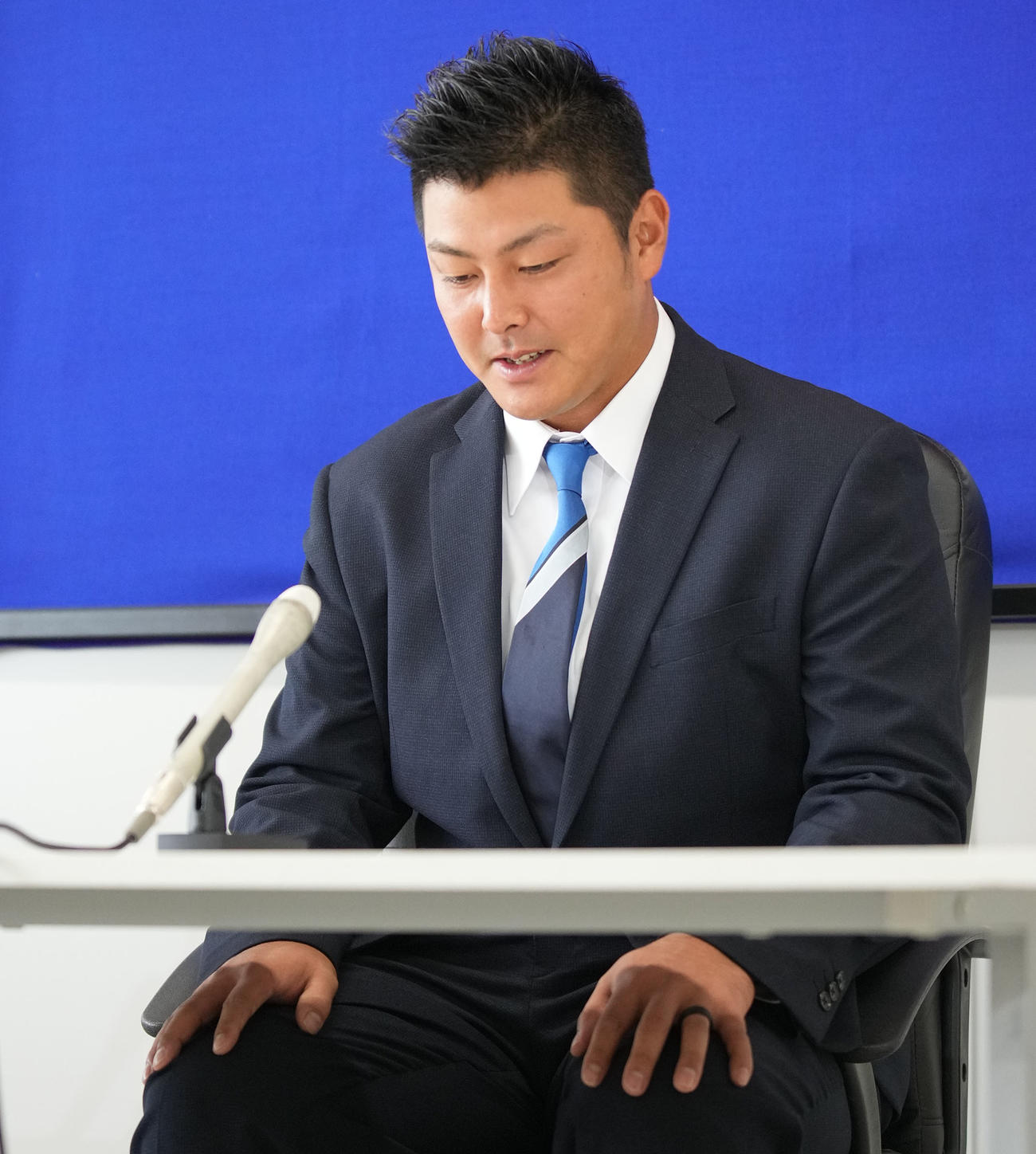 契約交渉を終えた中日山下は、会見の冒頭で謝罪する（撮影・森本幸一）