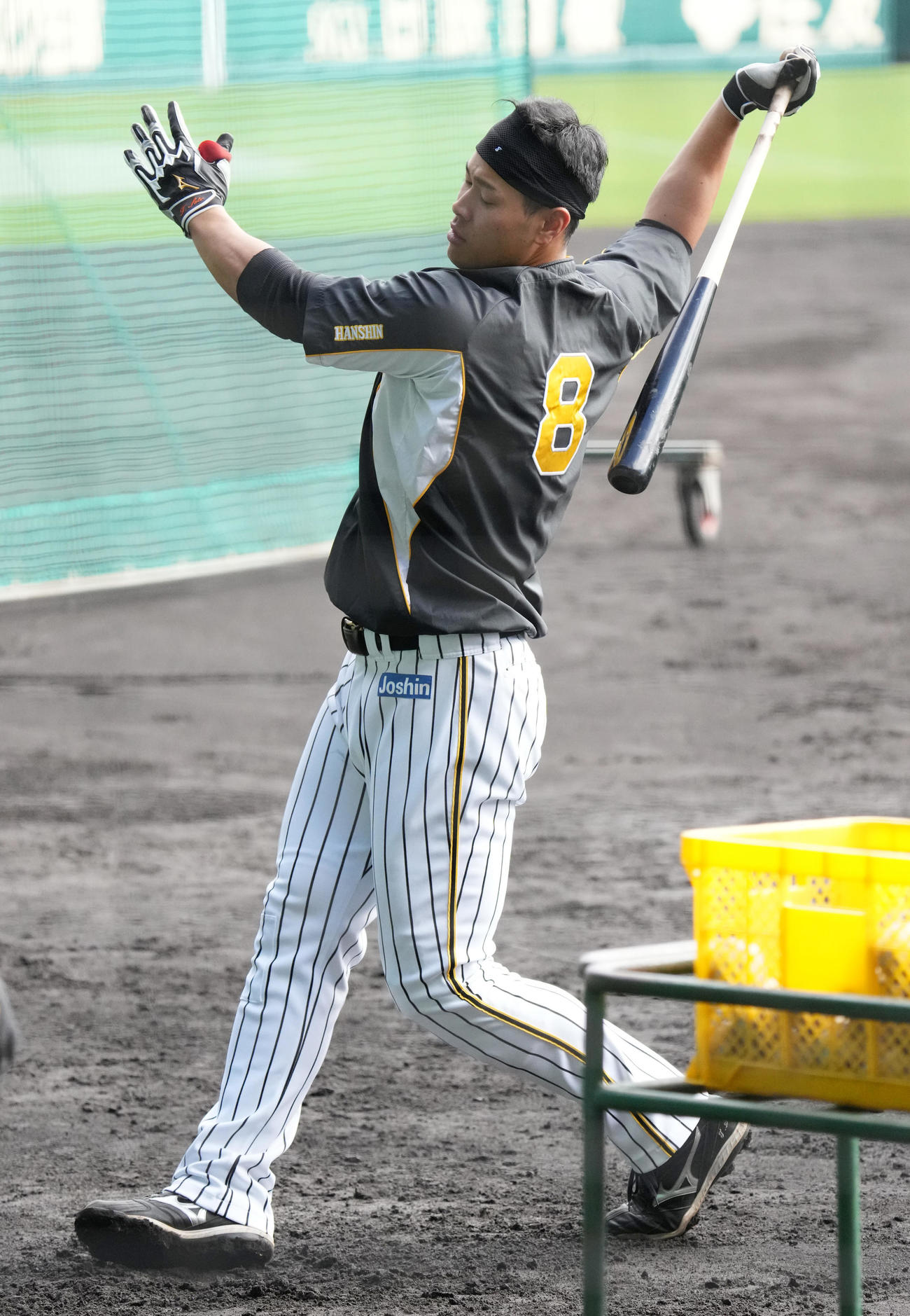 3球連続の短い間隔でのトスを打つ佐藤輝（撮影・清水貴仁）