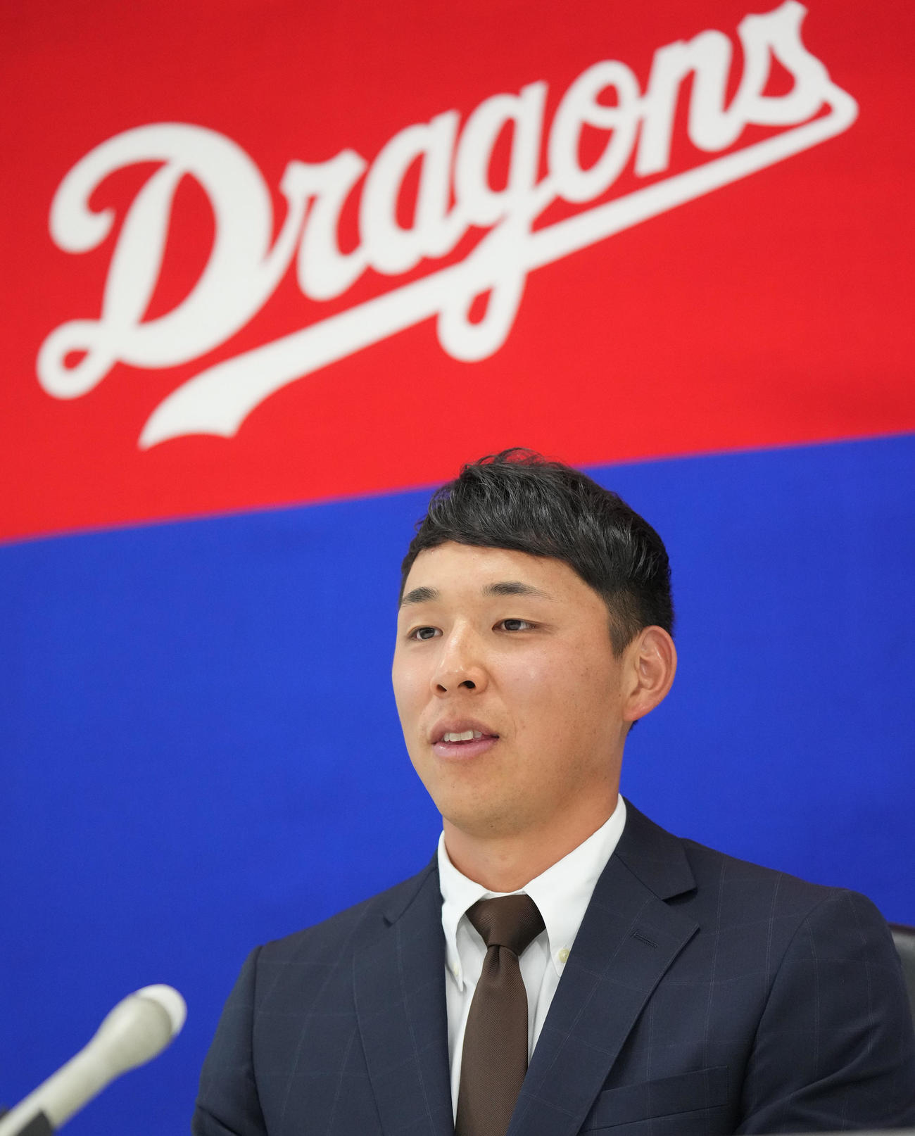 中日契約更改　契約交渉を終え会見する笠原（撮影・森本幸一）