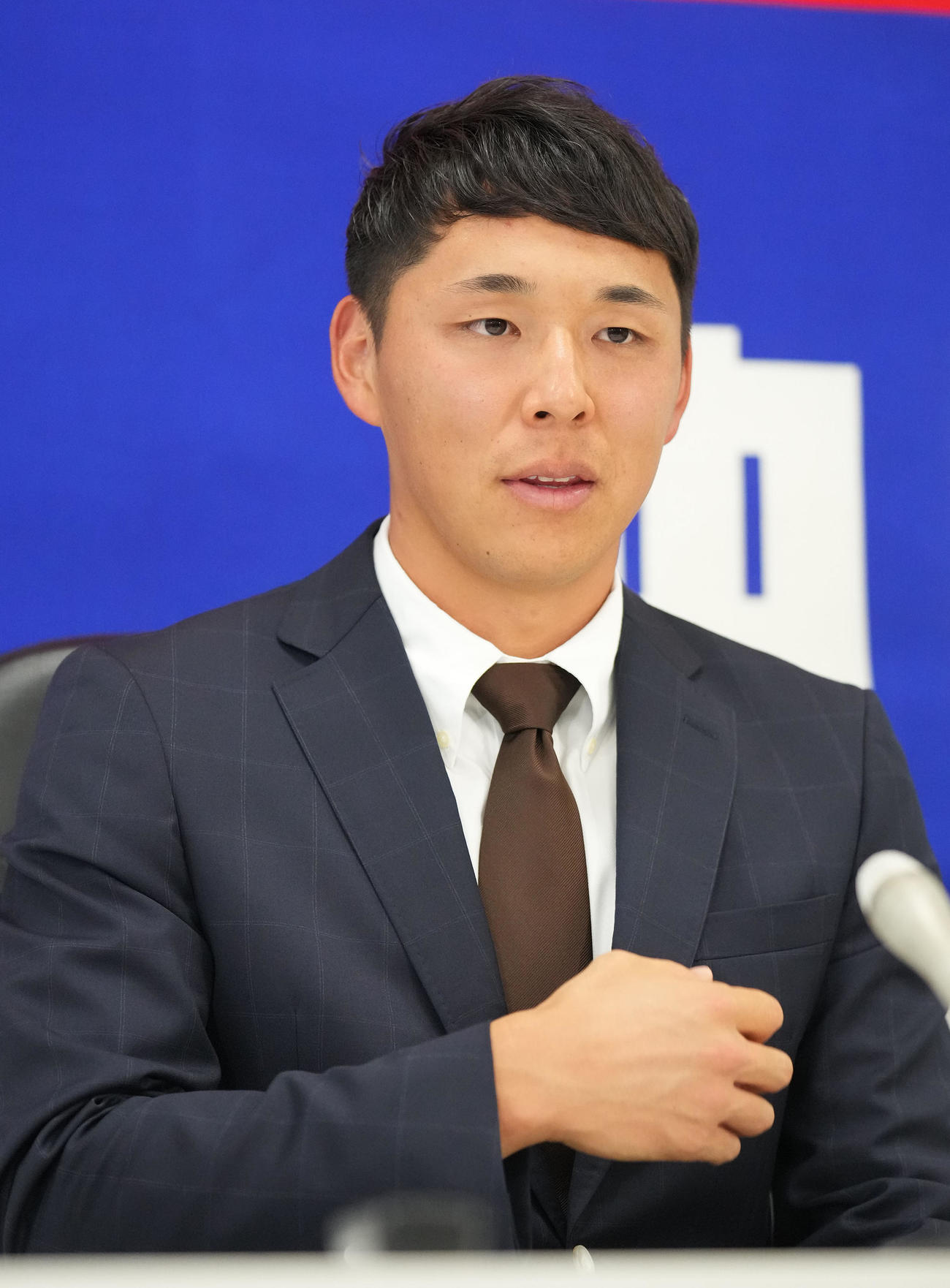 中日契約更改　契約交渉を終え会見する笠原（撮影・森本幸一）