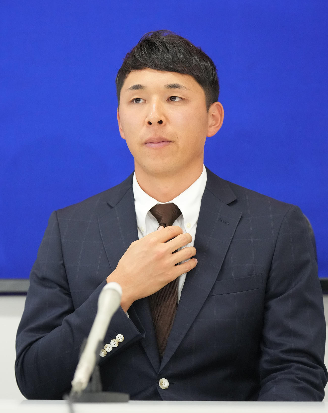 中日契約更改　契約交渉を終え会見の席に着く笠原（撮影・森本幸一）