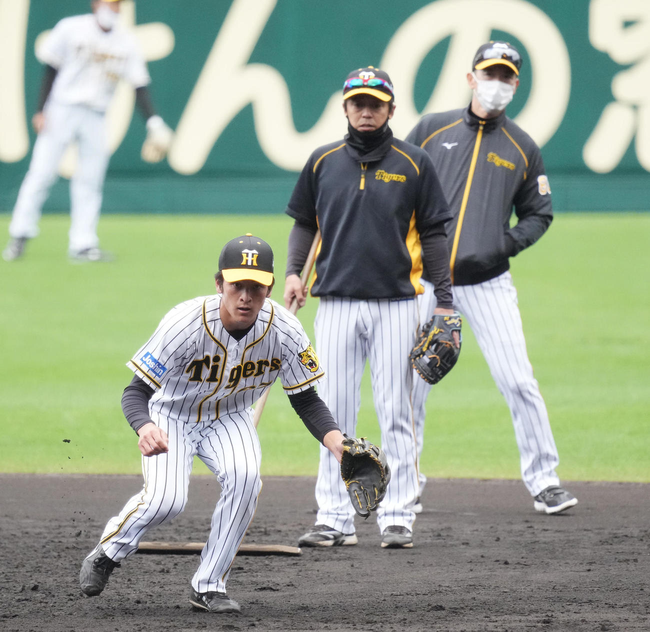 阪神矢野監督（奥）の前で守備練習を行う高寺（撮影・清水貴仁）