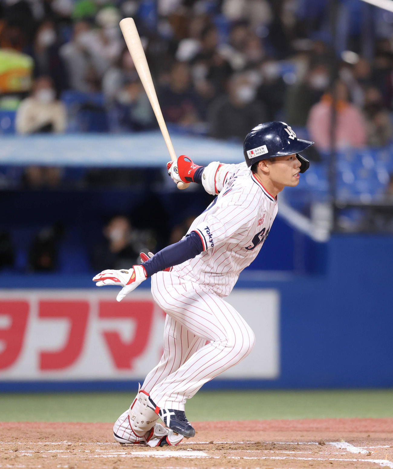 ヤクルト対巨人　3回裏ヤクルト無死、中二塁打を放つ塩見（撮影・河田真司）