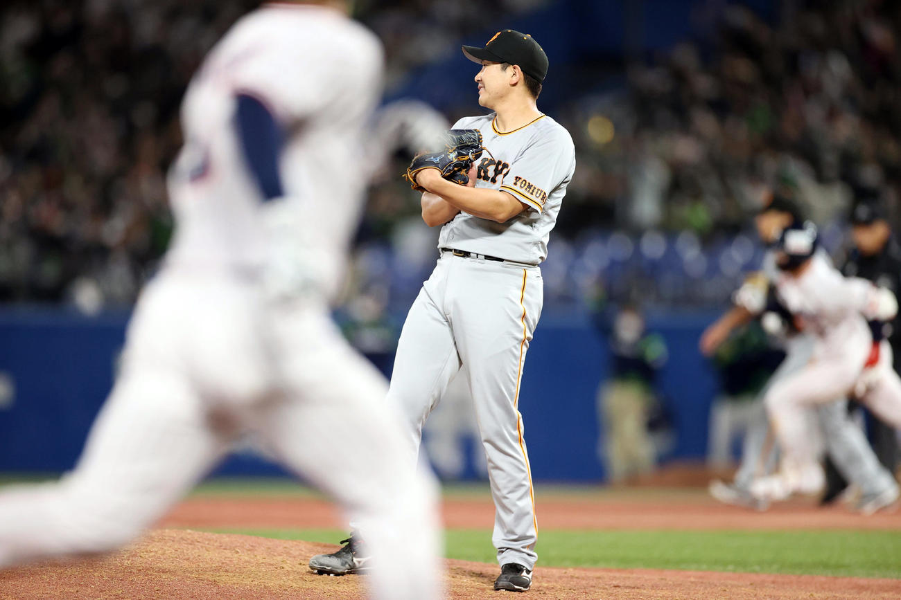 ヤクルト対巨人　6回裏ヤクルト2死満塁、塩見に3点適時三塁打を打たれる菅野（撮影・狩俣裕三）