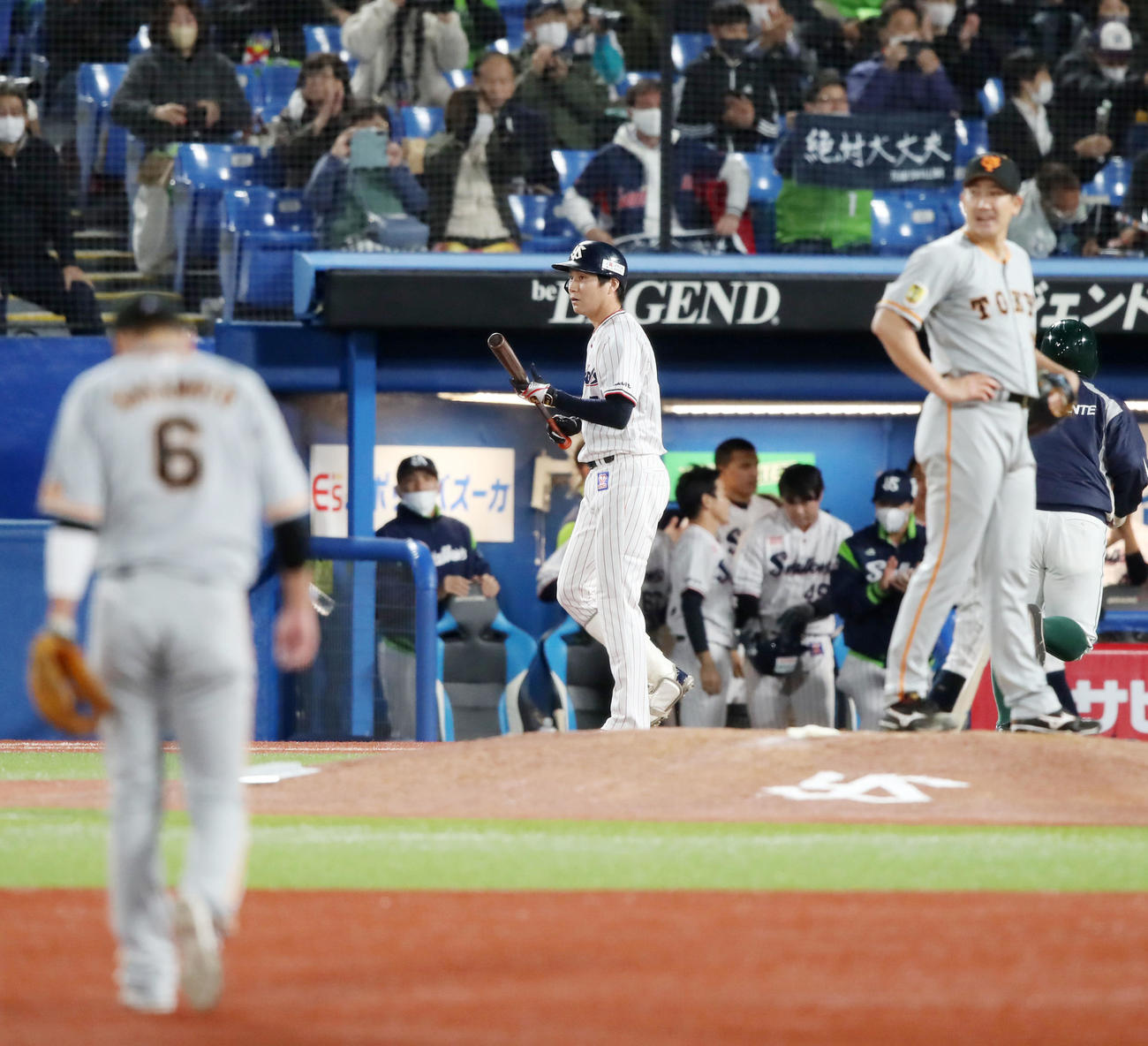 CSファイナル　ヤクルト対巨人　6回裏ヤクルト2死満塁、代打川端は四球を選んで押し出しとなる（撮影・加藤哉）
