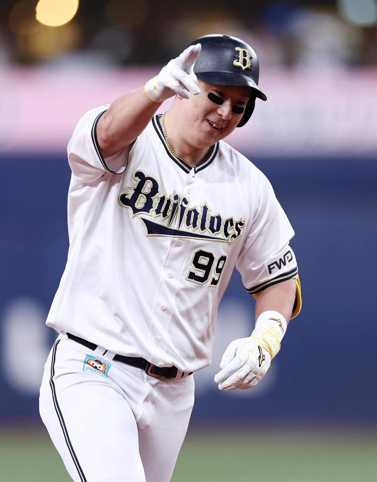 オリックス対ロッテ　6回裏オリックス2死一塁、2点本塁打を放ちポーズを決める杉本（撮影・垰建太）