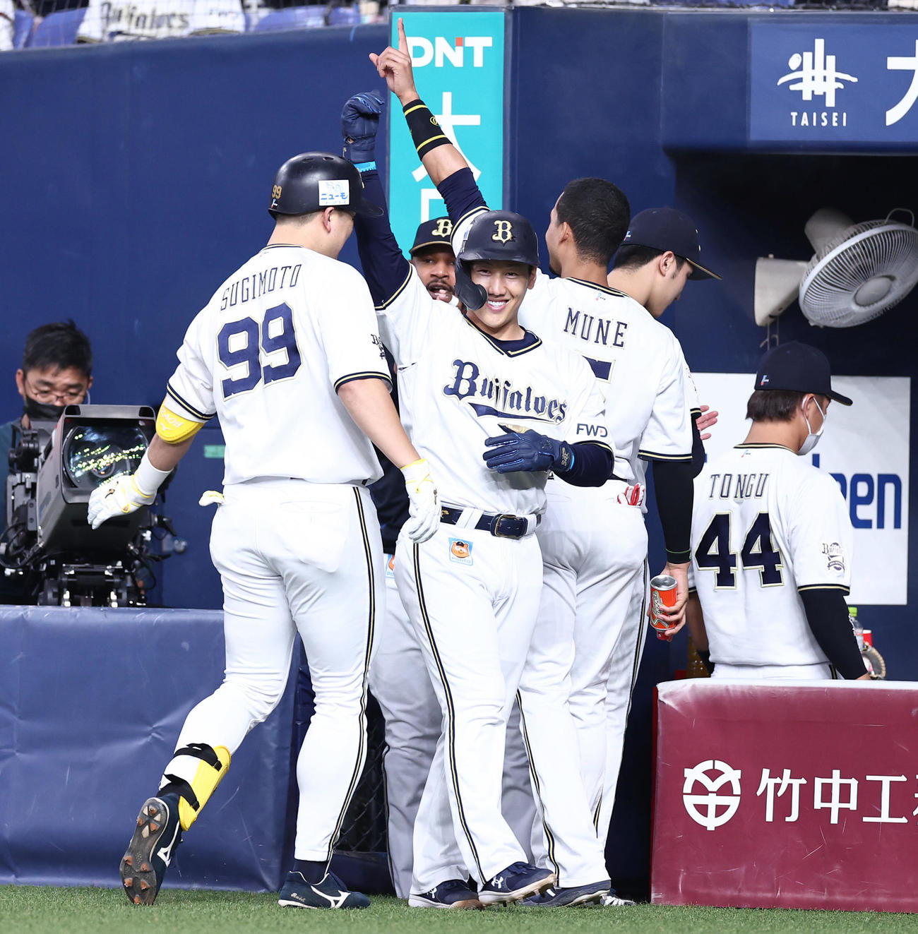 オリックス対ロッテ　6回裏オリックス2死一塁、2点本塁打を放った杉本（左）と昇天ポーズを決めそのまま回転する吉田正（中央）（撮影・垰建太）