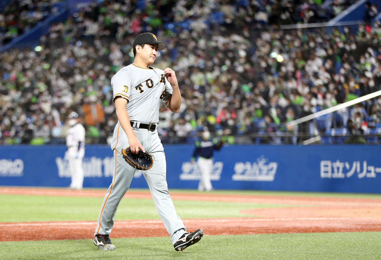 ヤクルト対巨人　6回裏ヤクルト2死満塁、塩見に3点適時三塁打を打たれた後、降板する菅野（撮影・狩俣裕三）