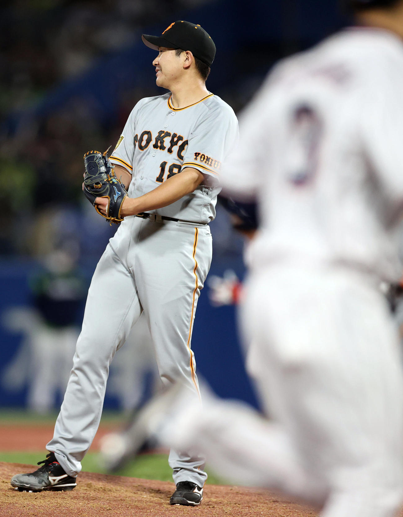 ヤクルト対巨人　6回裏ヤクルト2死満塁、塩見に3点適時三塁打を打たれる菅野（撮影・狩俣裕三）