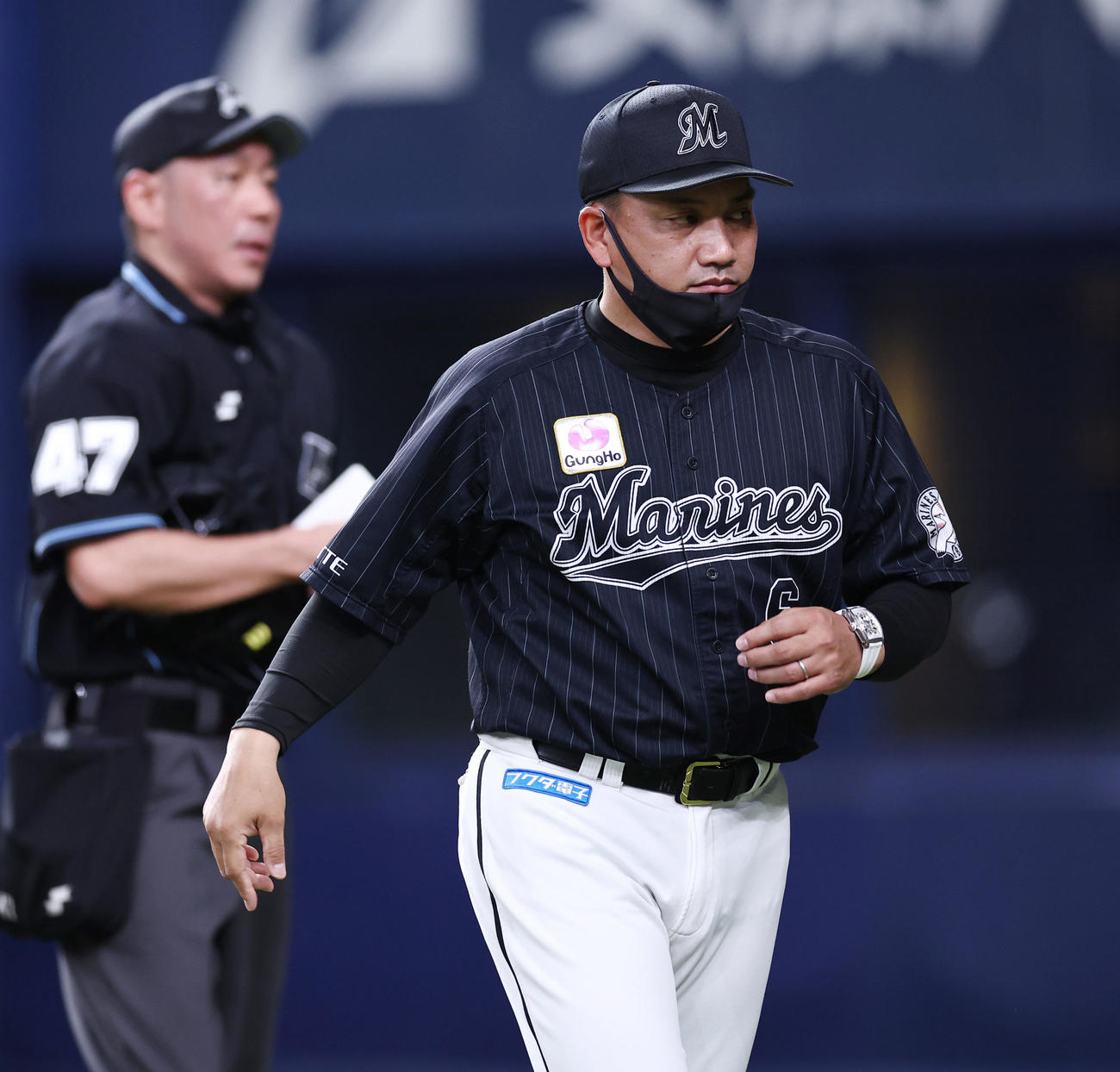オリックス対ロッテ　7回裏、交代を告げ渋い表情のロッテ井口監督（撮影・垰建太）