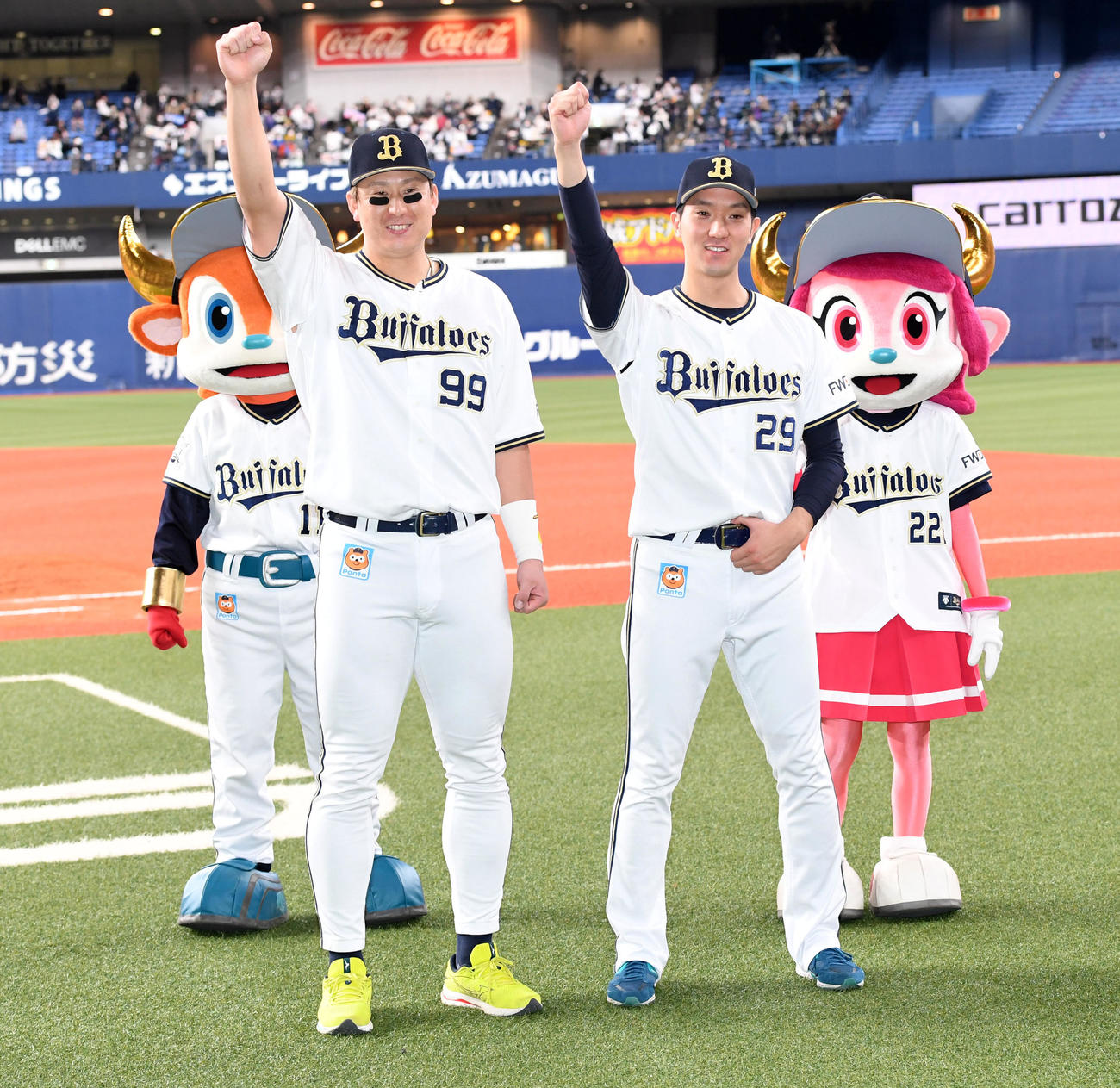 オリックス対ロッテ　昇天ポーズを決めるヒーローの杉本（左）と田嶋（撮影・前岡正明）