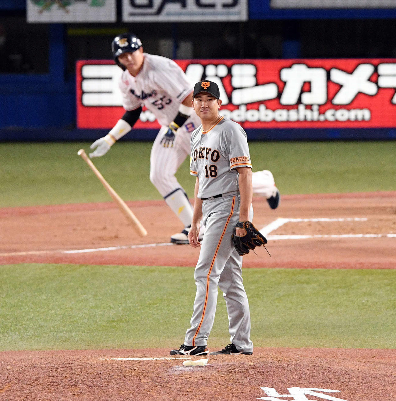 ヤクルト対巨人　6回裏ヤクルト無死、村上に二塁打を浴びる菅野（撮影・滝沢徹郎）