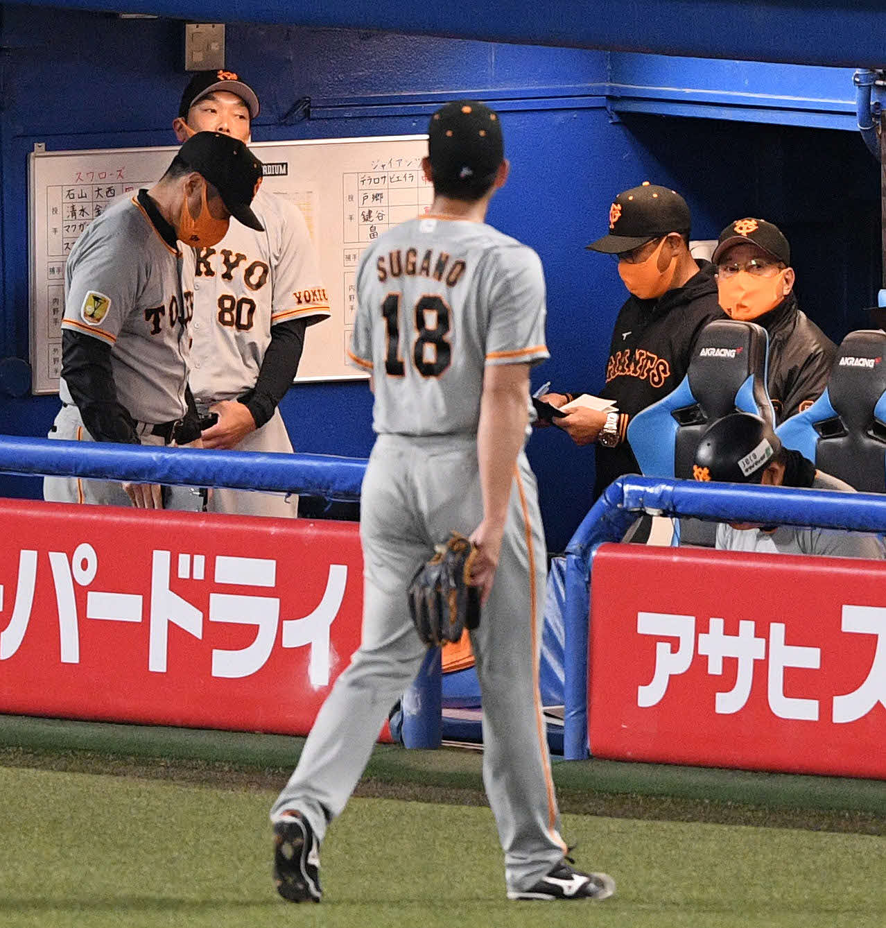 ヤクルト対巨人　6回裏、交代を告げられベンチへ引き揚げる巨人菅野（手前）の奥で浮かない表情の原監督（右奥）（撮影・滝沢徹郎）