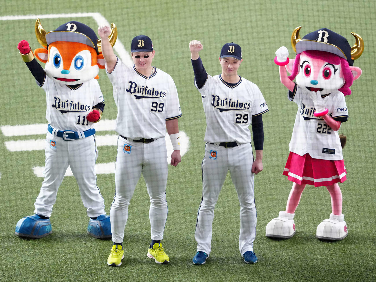 オリックス対ロッテ　試合後、ラオウポーズを見せるオリックス杉本（中央左）と田嶋（撮影・江口和貴）