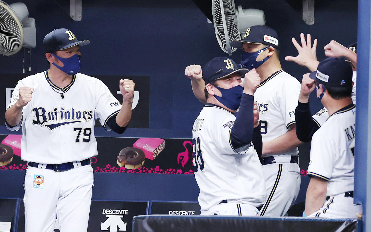 オリックス対ロッテ　ロッテに連勝しコーチ陣とタッチを交わすオリックス中嶋監督（右奥）（撮影・垰建太）