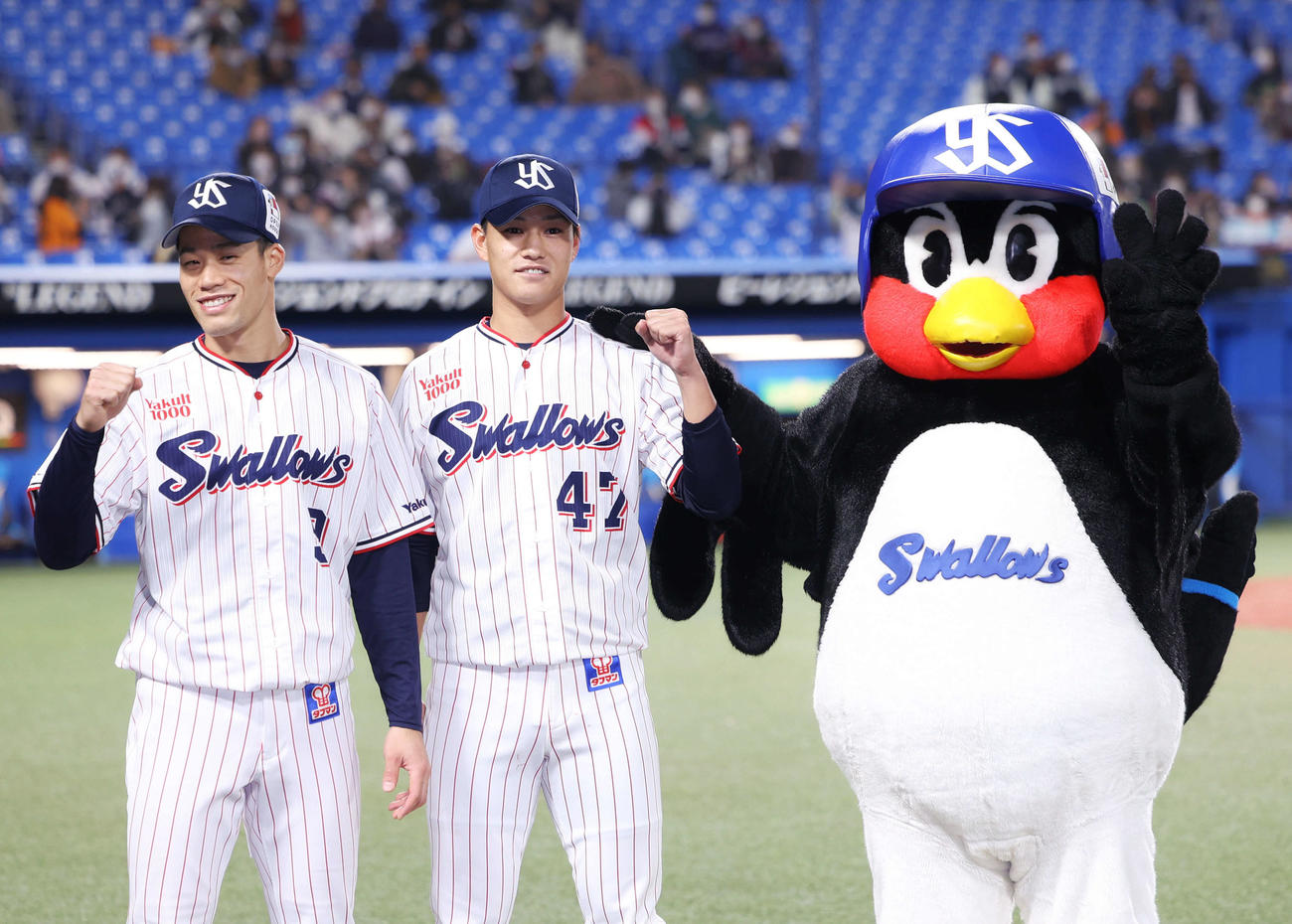 ヤクルト対巨人　巨人に勝利し、ガッツポーズで写真に納まる塩見（左）と高橋（撮影・河田真司）