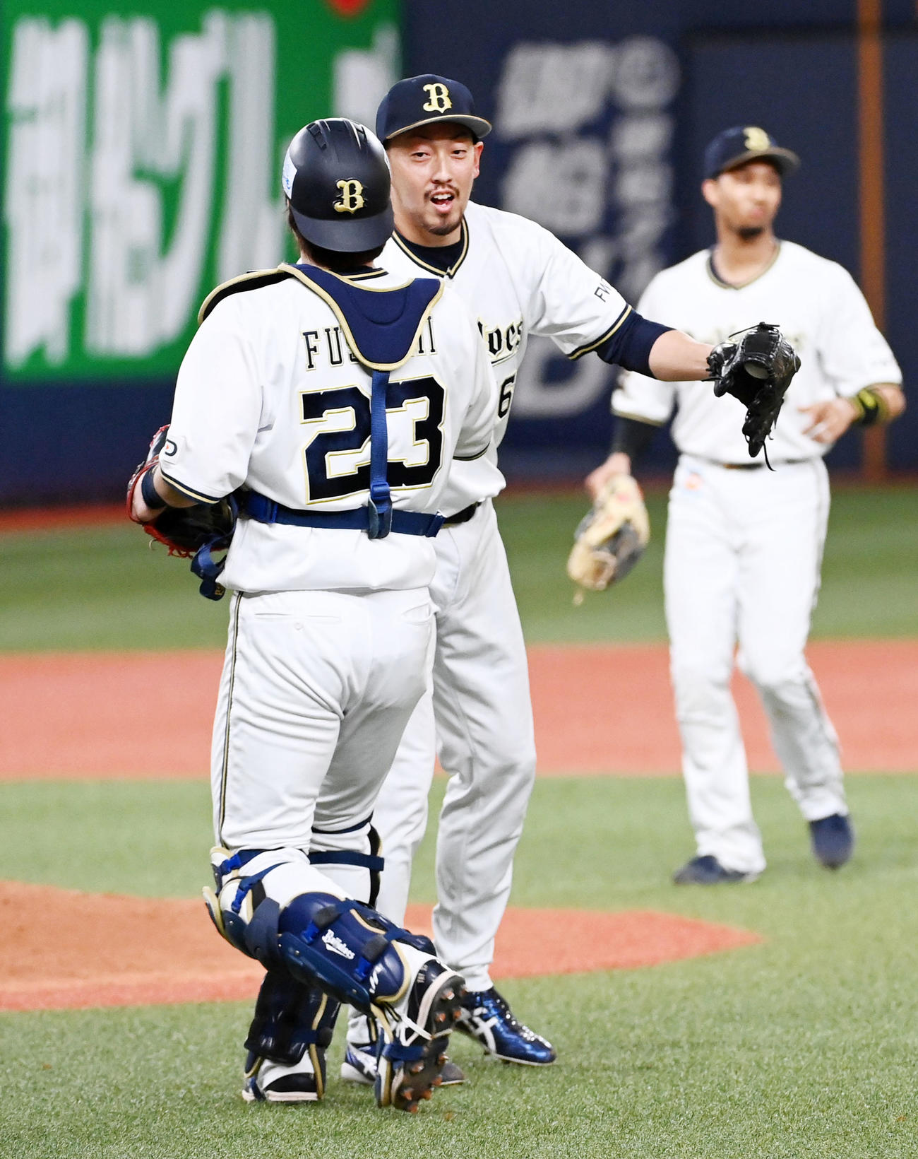 オリックス対ロッテ　最後を締めた平野佳は伏見（左）とたたえ合う（撮影・前岡正明）
