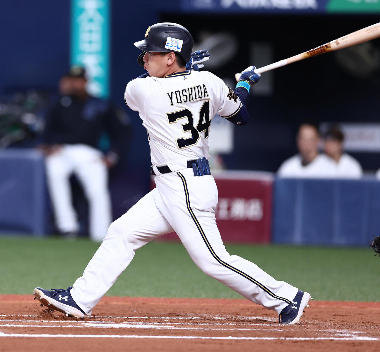 オリックス対ロッテ　6回裏オリックス2死、投手強襲内野安打を放つ吉田正（撮影・垰建太）