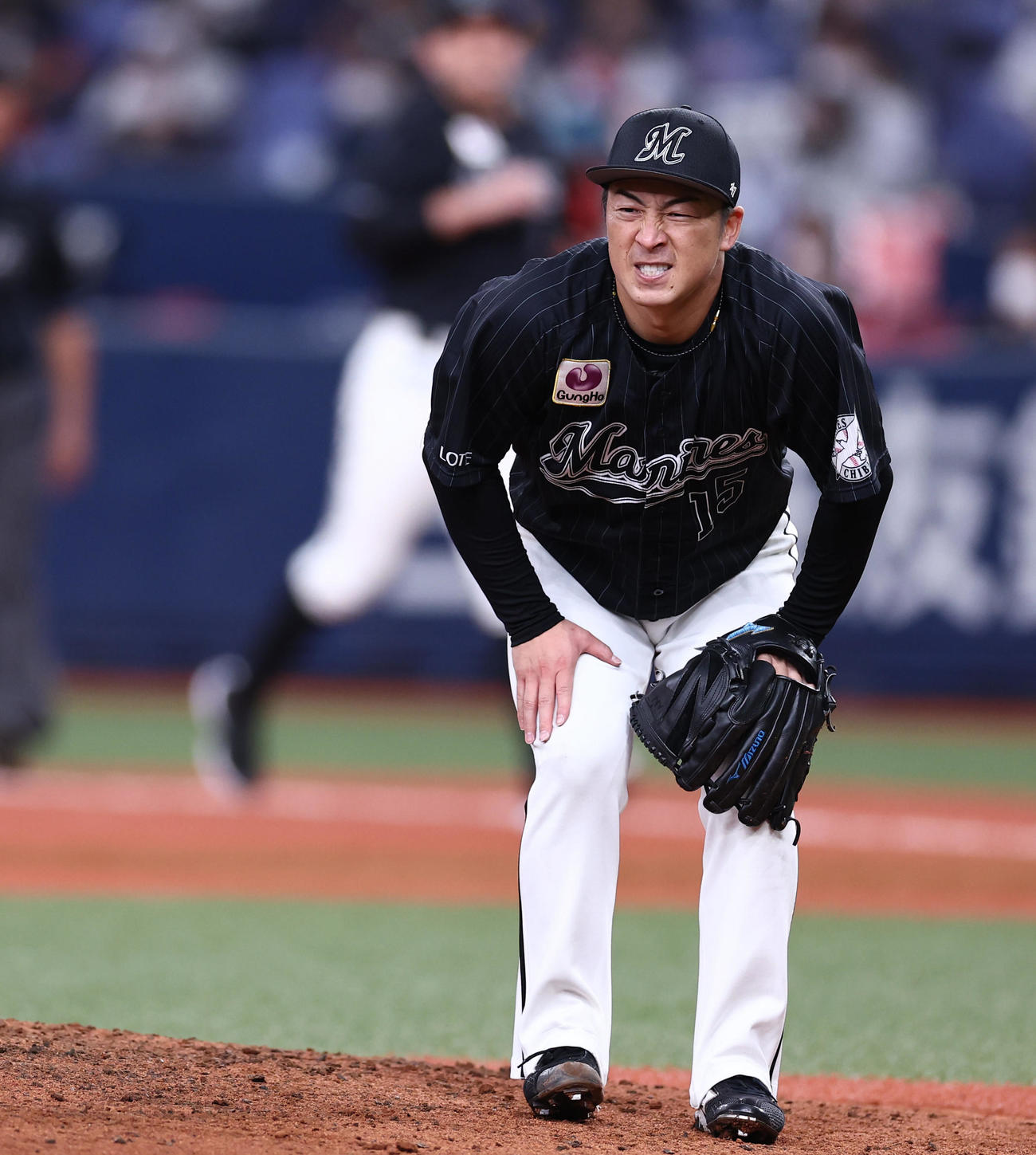 オリックス対ロッテ　6回裏オリックス2死、吉田正の痛烈な打球が足に直撃し痛がる美馬（撮影・垰建太）