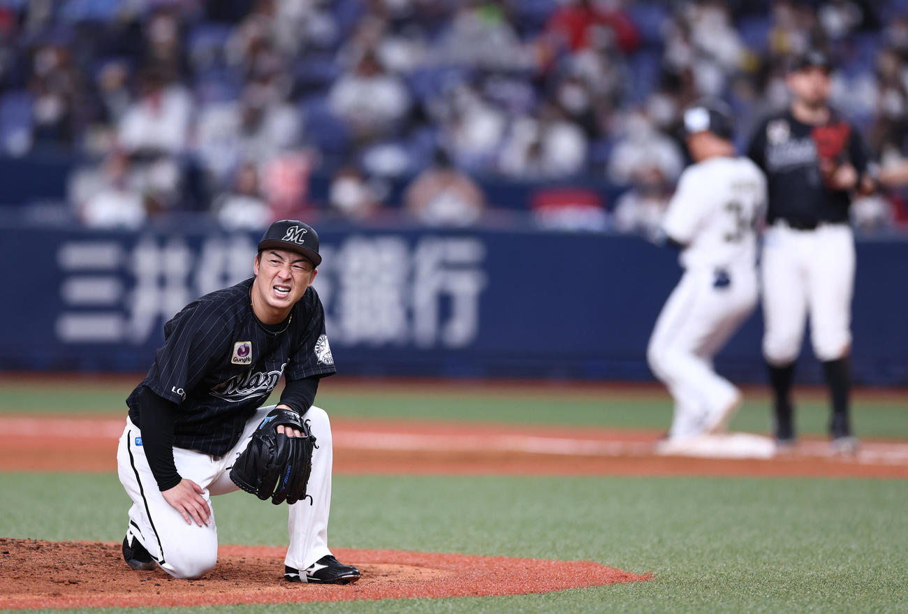 オリックス対ロッテ　6回裏オリックス2死、吉田正の強烈な打球が足に直撃し苦悶の表情の美馬（撮影・垰建太）