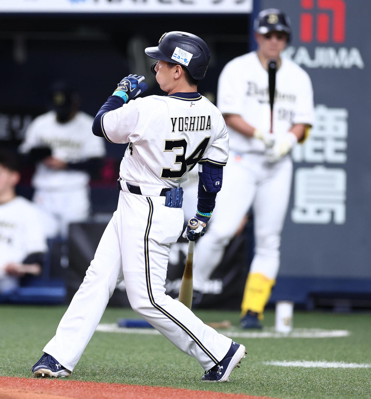 オリックス対ロッテ　次打者席から打席に向かうオリックス吉田正。後方は杉本（撮影・垰建太）