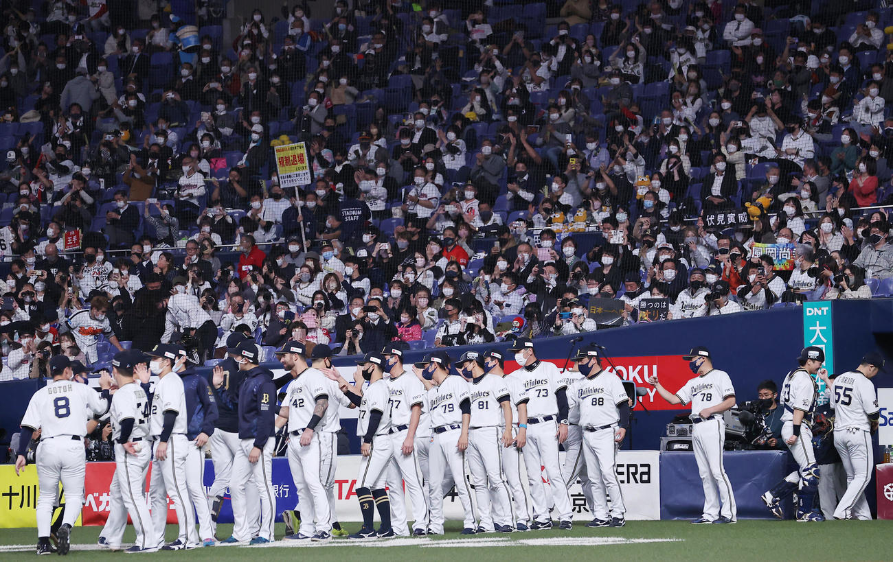 オリックス対ロッテ　ロッテに連勝しナインを出迎えるオリックス中嶋監督（右から3人目）（撮影・垰建太）