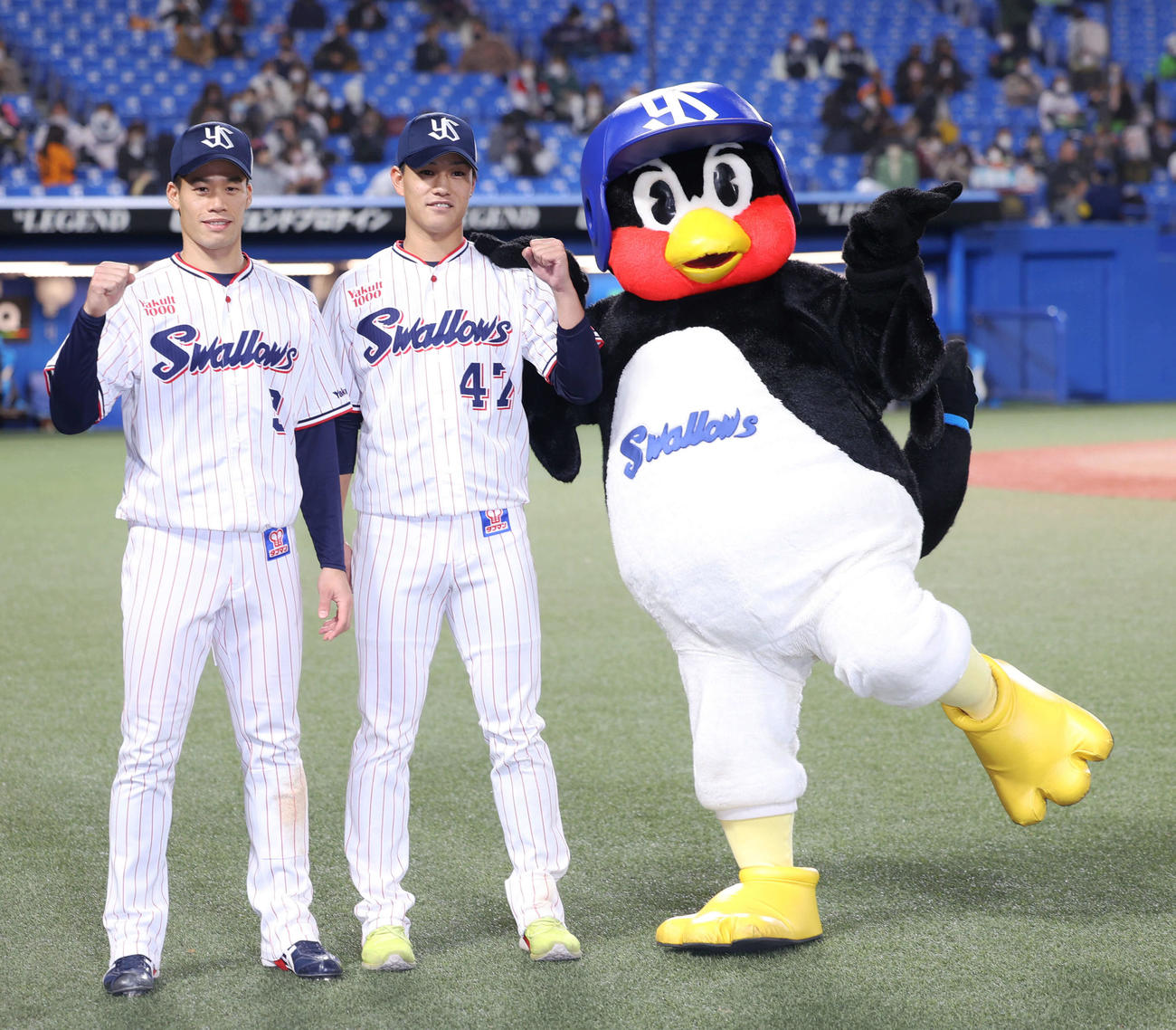 ヤクルト対巨人　巨人に勝利し、ガッツポーズで記念撮影に臨む塩見（左）と高橋（撮影・河田真司）