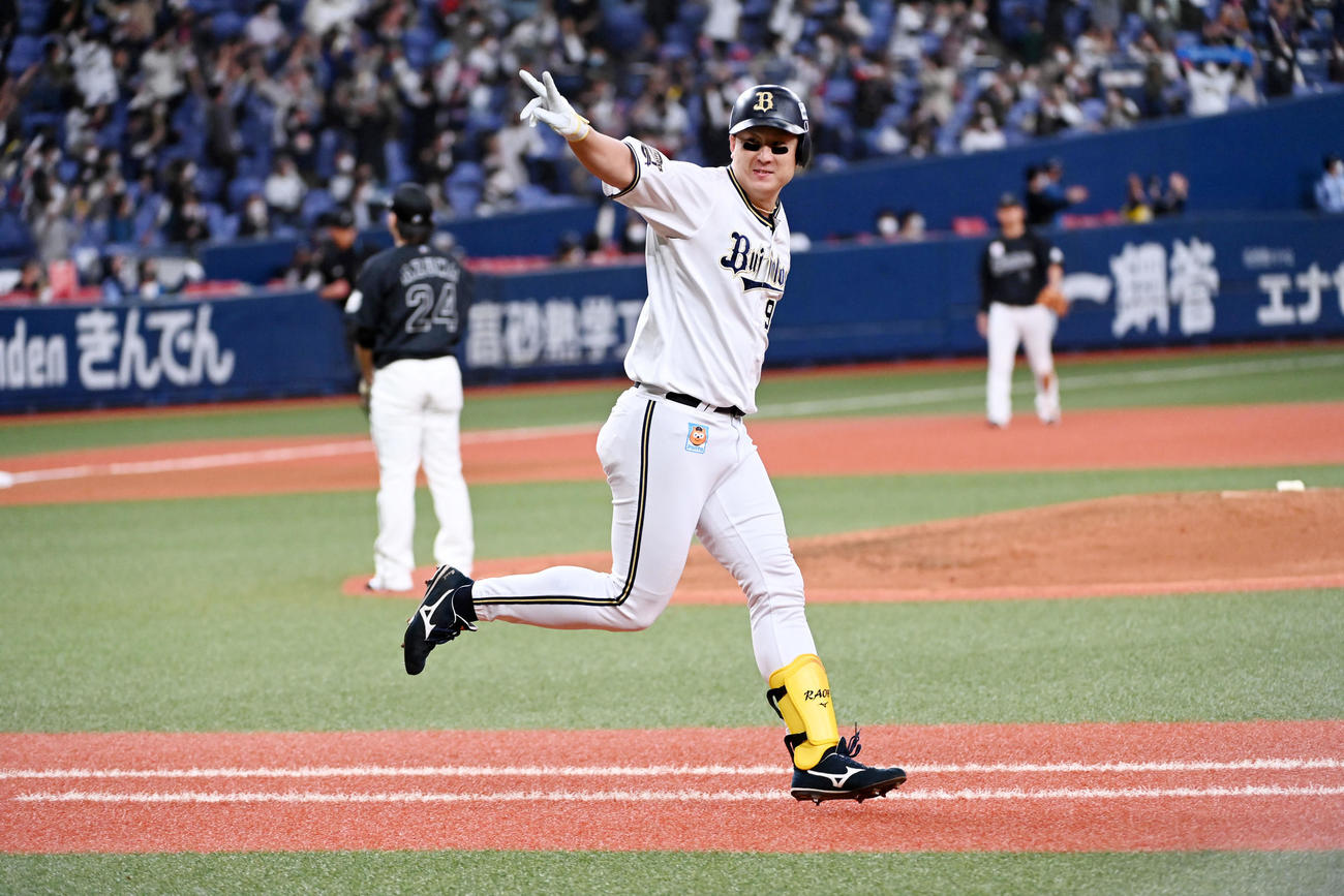 オリックス対ロッテ　6回裏オリックス2死一塁、先制2点本塁打を放った杉本はベンチにVサイン（撮影・前岡正明）
