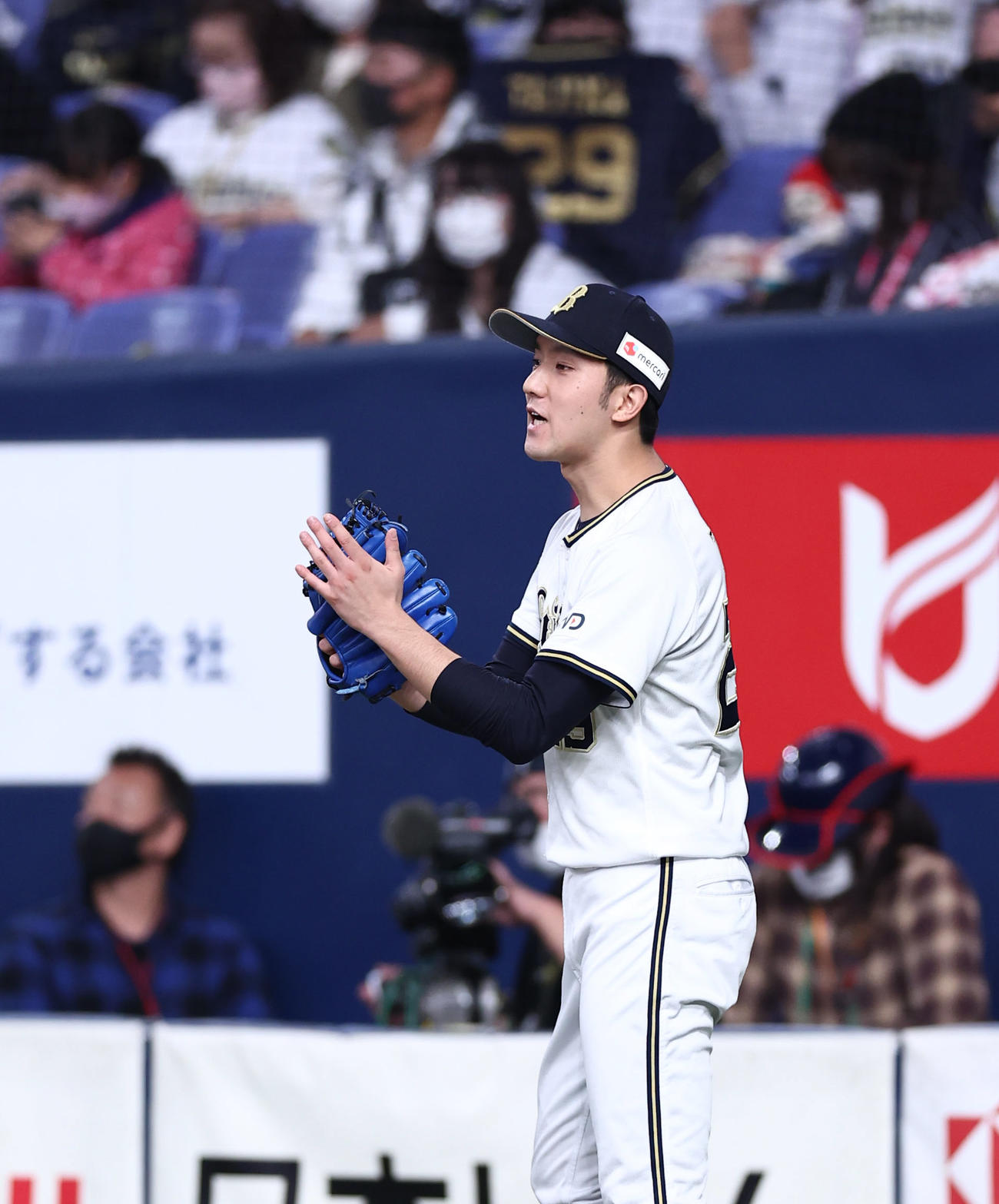 オリックス対ロッテ　4回表ロッテの攻撃を無失点に抑えグラブをたたきながらナインを出迎えるオリックス先発の田嶋（撮影・垰建太）