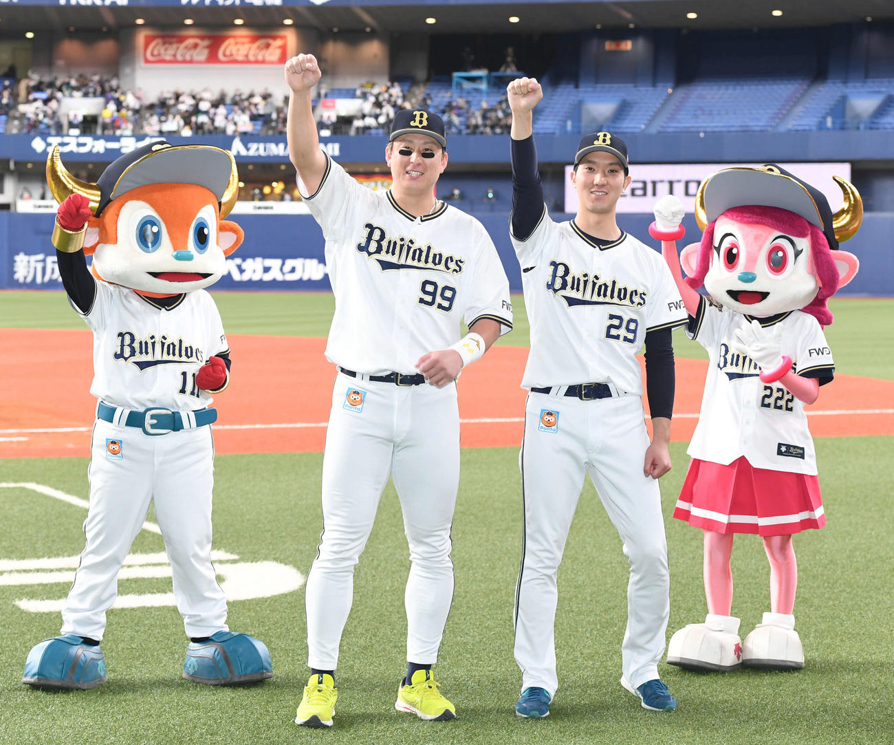 オリックス対ロッテ　昇天ポーズを決める杉本（左）と田嶋（撮影・前岡正明）