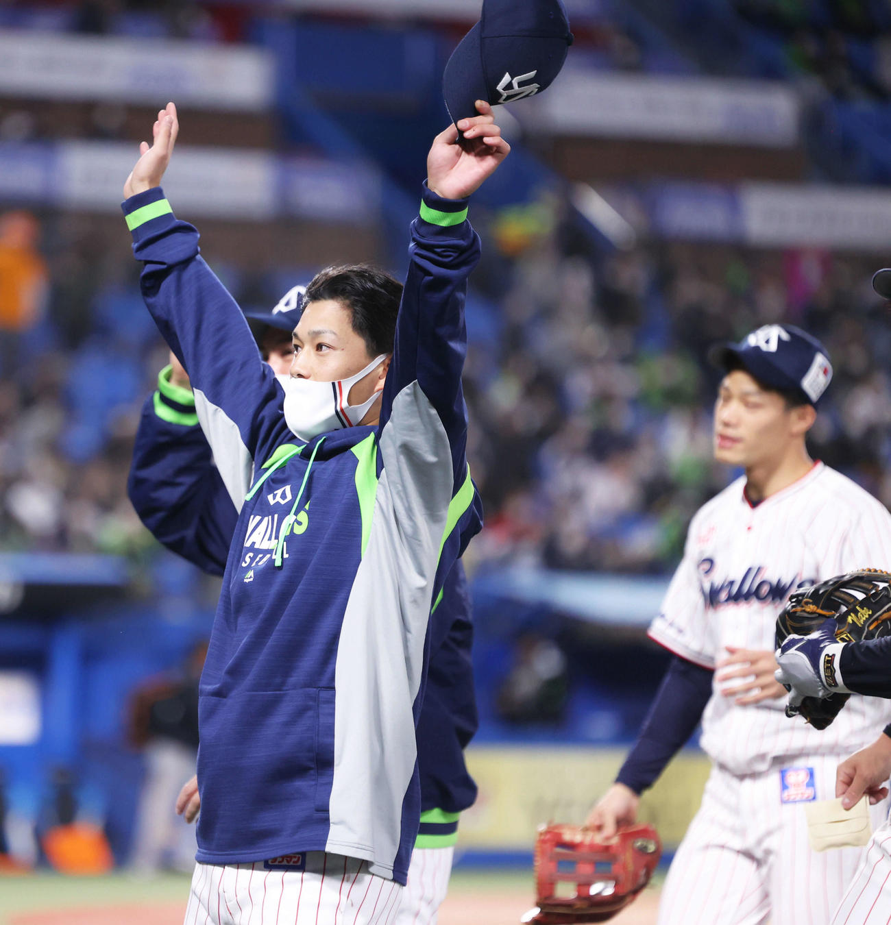 ヤクルト対巨人　巨人に勝利し、ファンにに手を振るヤクルト高橋（撮影・河田真司）
