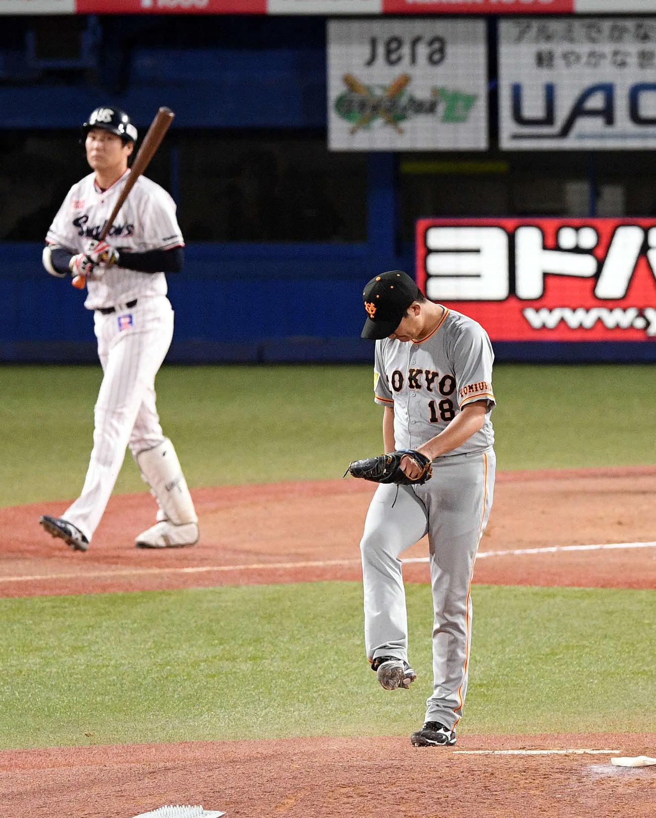 ヤクルト対巨人　6回裏ヤクルト2死満塁、代打川端に押し出し四球を許しマウンドを蹴って悔しがる菅野（撮影・滝沢徹郎）