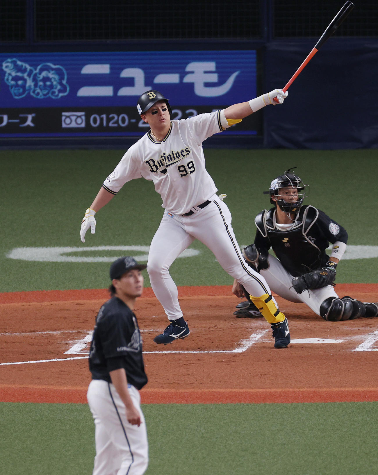 オリックス対ロッテ　6回裏オリックス2死一塁、先制の左越え2点本塁打を放つ杉本。投手東妻（撮影・前田充）