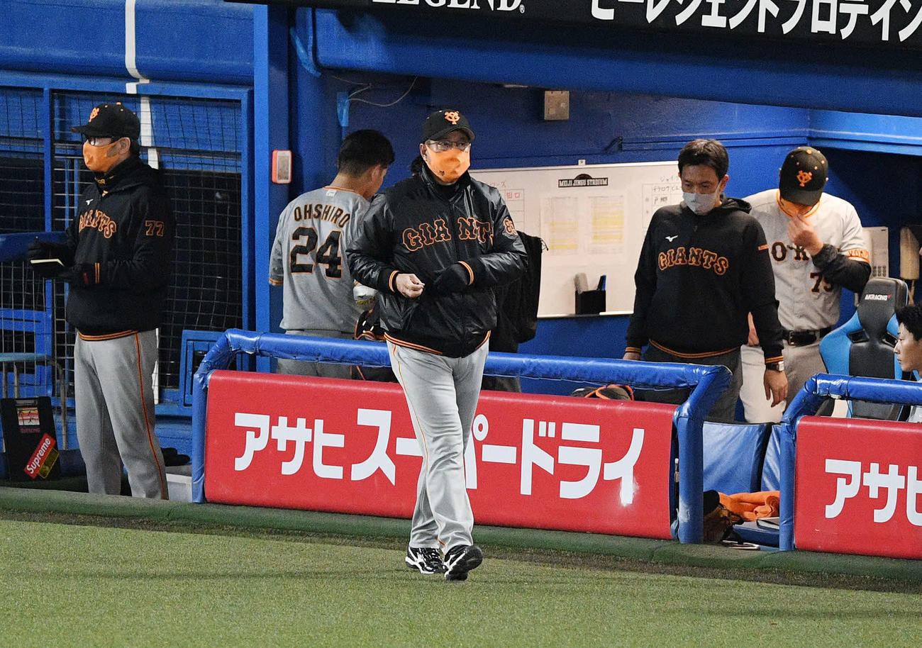 ヤクルト対巨人　試合に敗れ引き揚げる巨人原監督（手前）（撮影・滝沢徹郎）