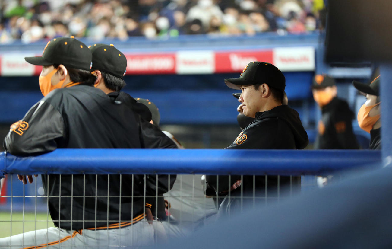 ヤクルト対巨人　9回表、ぶぜんとした表情でグラウンドを見つめる菅野（右）（撮影・狩俣裕三）