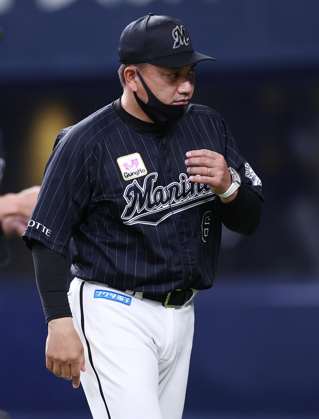 オリックス対ロッテ　7回裏、交代を告げ渋い表情のロッテ井口監督（撮影・垰建太）
