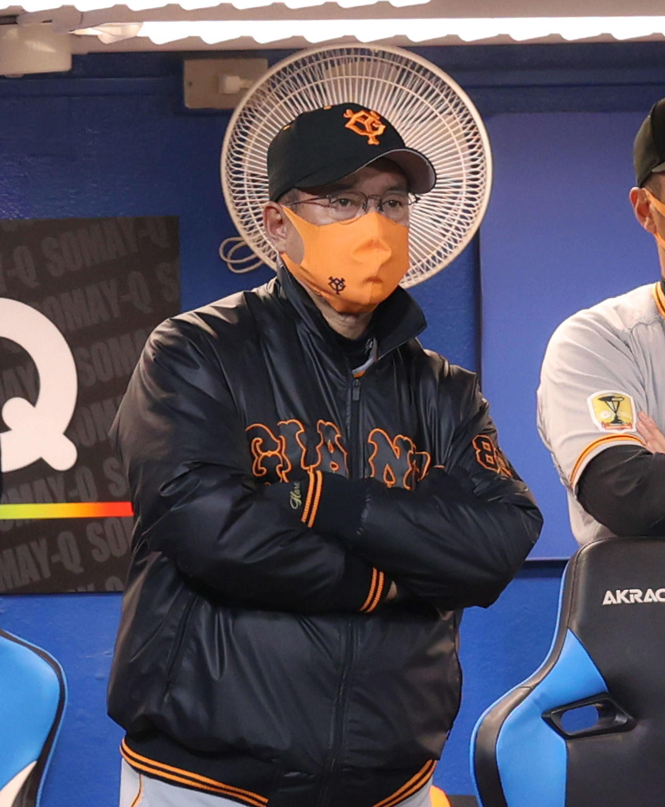ヤクルト対巨人　6回表、険しい表情で戦況を見つめる原監督（撮影・河田真司）