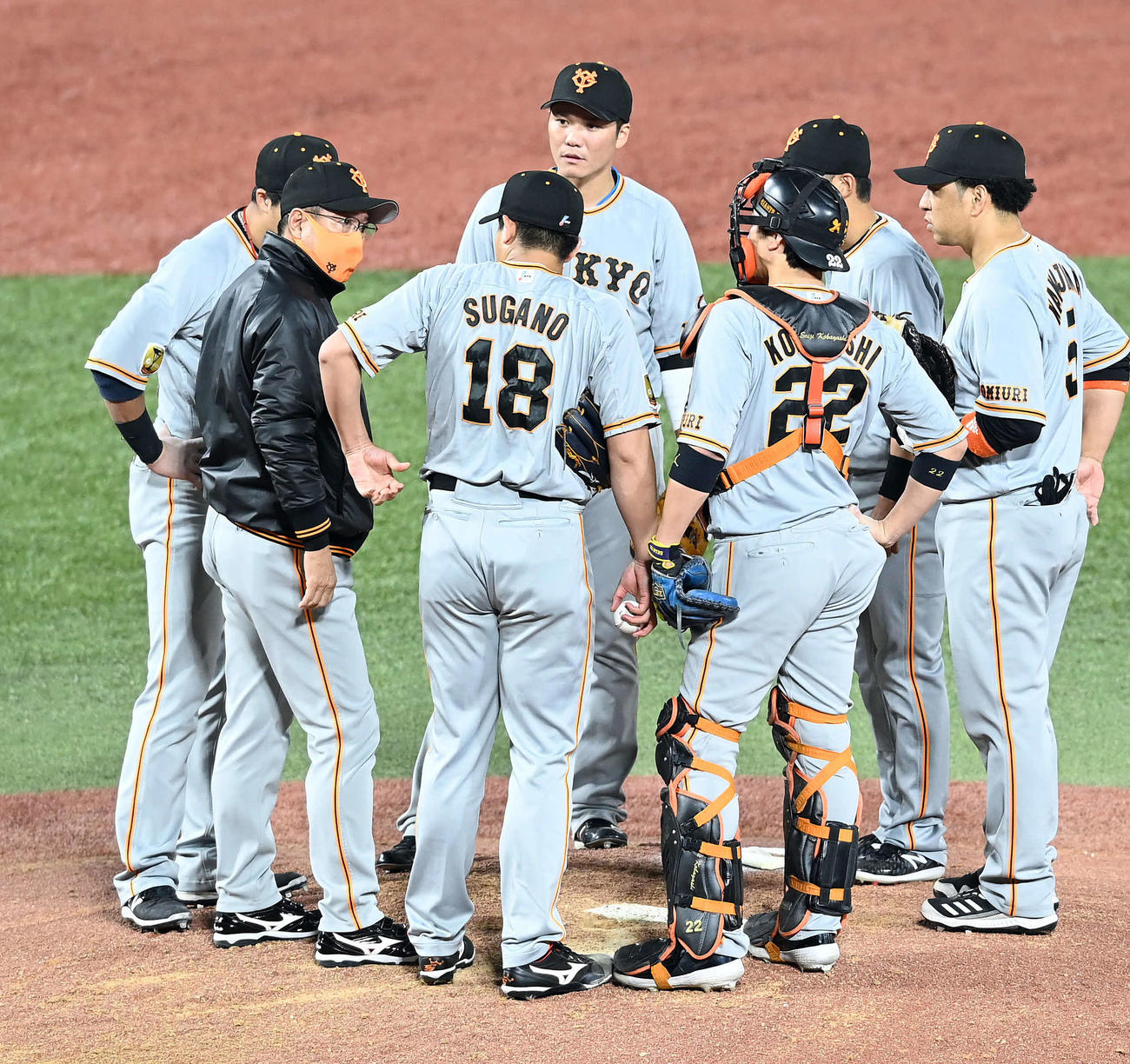 ヤクルト対巨人　6回裏ヤクルト2死二、三塁、原監督自らグラウンドに出向き選手に指示を出すー（撮影・たえ見朱実）
