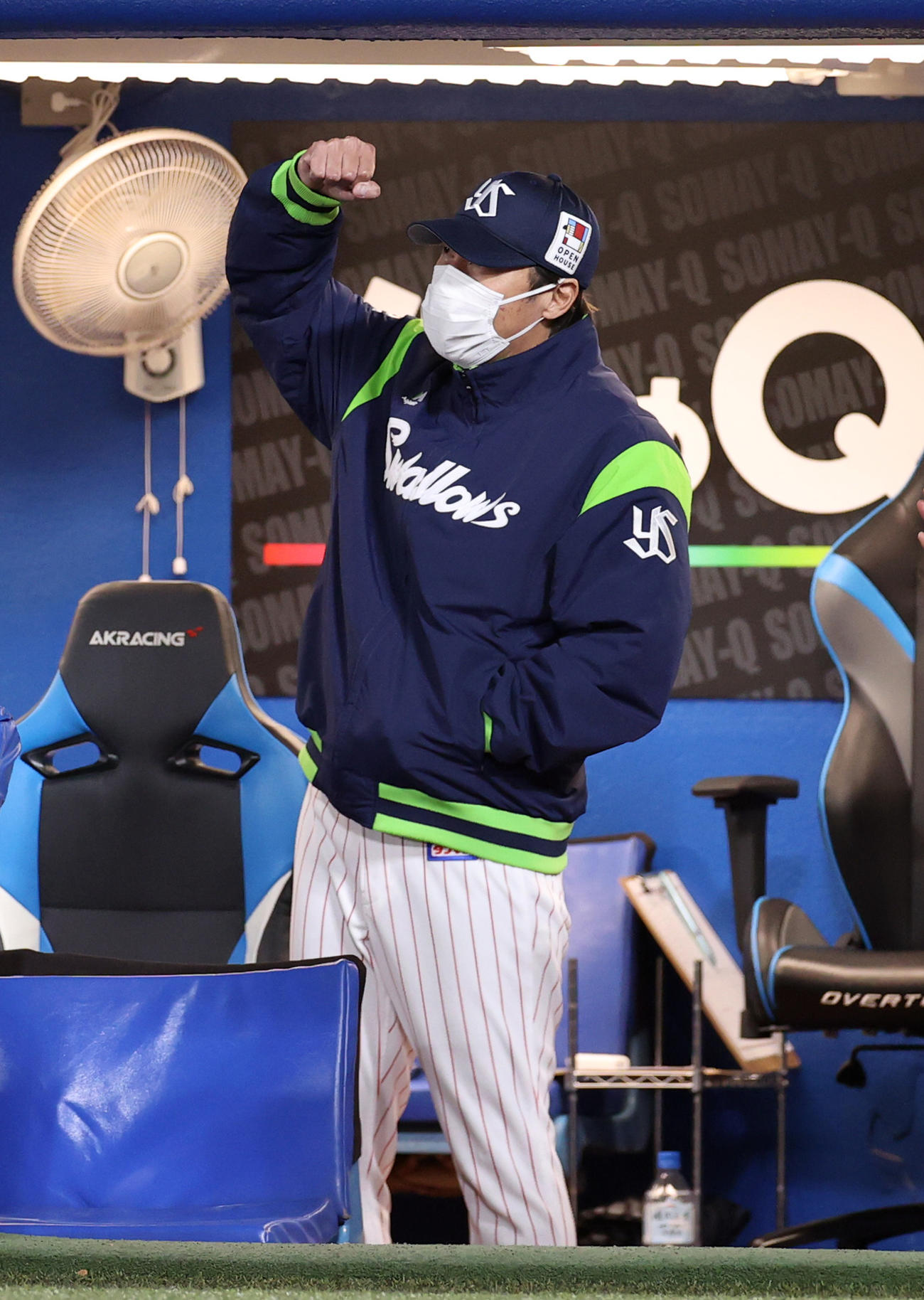 ヤクルト対巨人　ガッツポーズで勝利を喜ぶ高津監督（撮影・狩俣裕三）