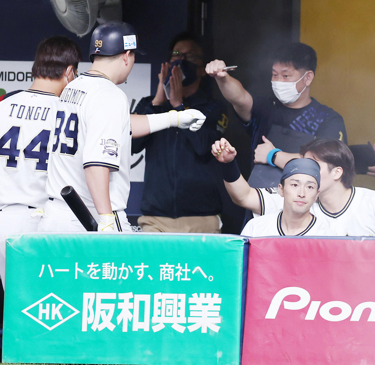 オリックス対ロッテ　8回裏オリックス2死一塁、敬遠で出塁し交代した杉本（左から2人目）はベンチの出迎えを受ける（撮影・垰建太）