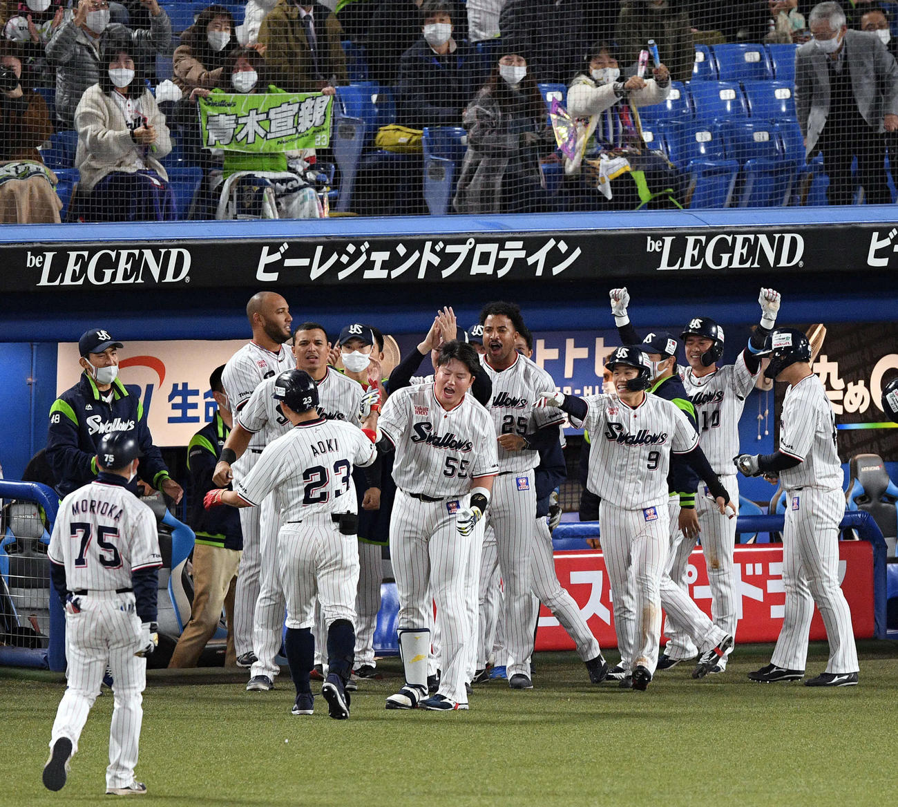 ヤクルト対巨人　7回裏ヤクルト2死満塁、2点適時打を放った青木（手前左）を迎える村上（同右）ら選手たち（撮影・滝沢徹郎）