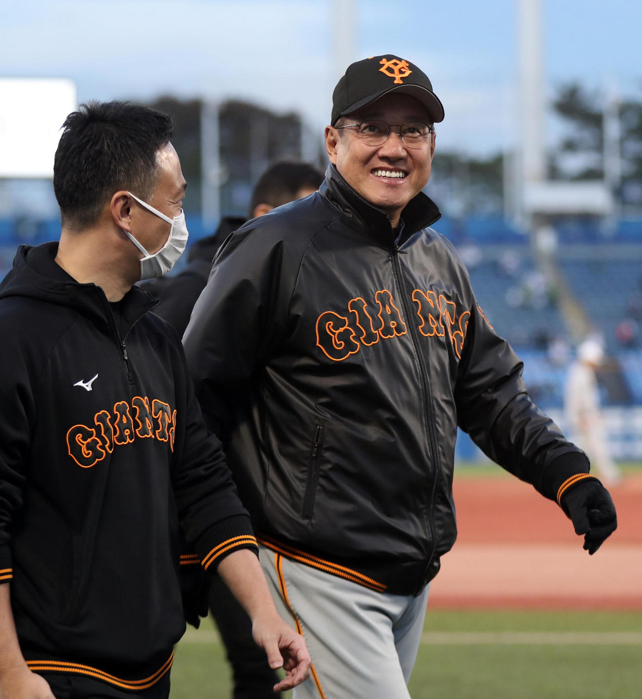 ヤクルト対巨人　試合前の練習で笑顔を見せる原監督（撮影・狩俣裕三）