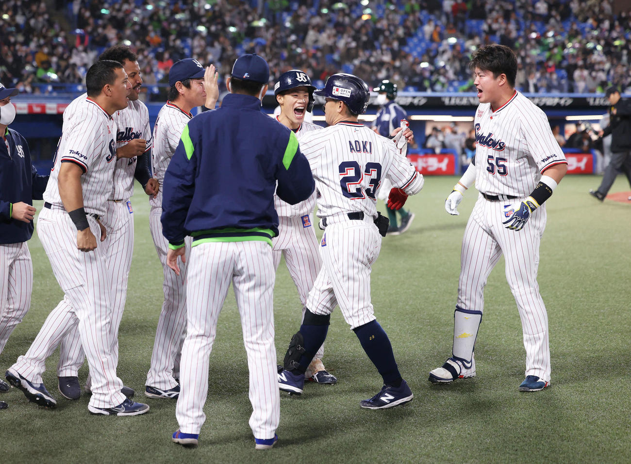 ヤクルト対巨人　7回裏を終え、2点適時打を放った青木（中央）を迎えるナイン（撮影・河田真司）