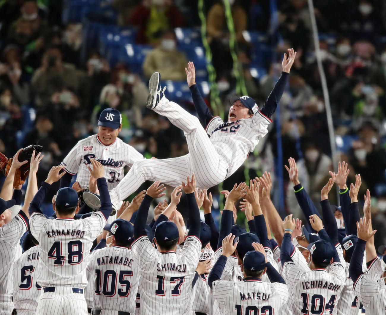 CSファイナル　ヤクルト対巨人　　日本シリーズ進出を決めナインから胴上げされる高津監督（撮影・加藤哉）